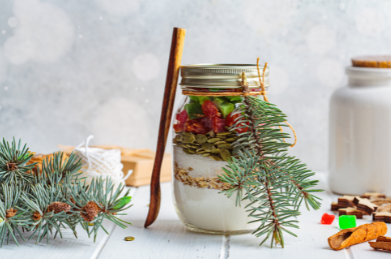 From delicious recipes to sweet-scented candles that will light up the room, mason jar toppers for Christmas gift ideas will inspire you. 